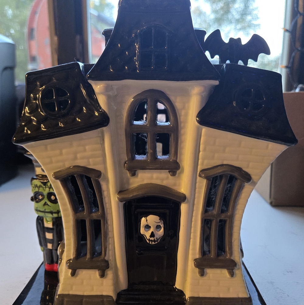 2011 Bath and Body Works Haunted House Luminary